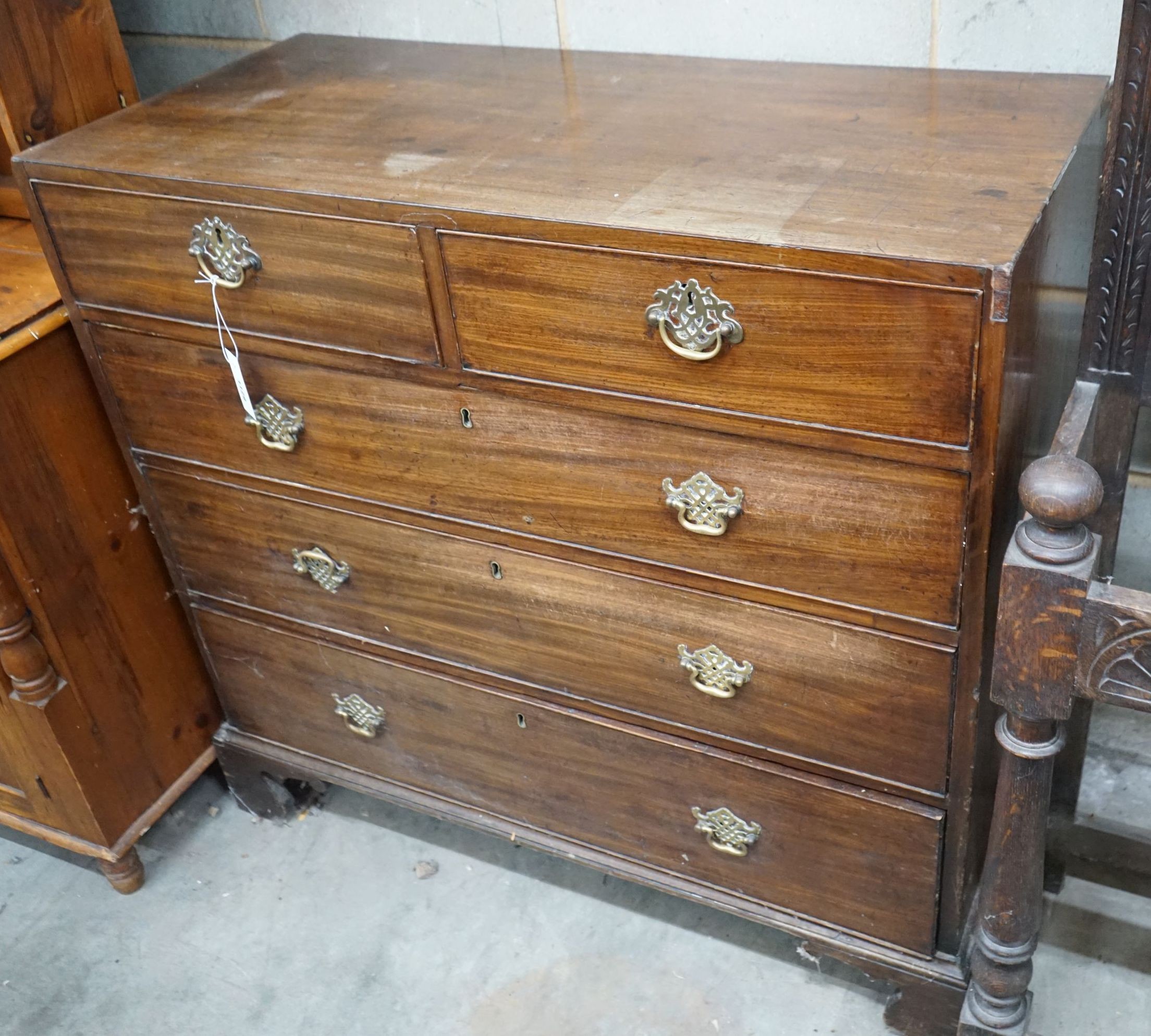 A George III mahogany chest of drawers, width 102cm, depth 47cm, height 97cm